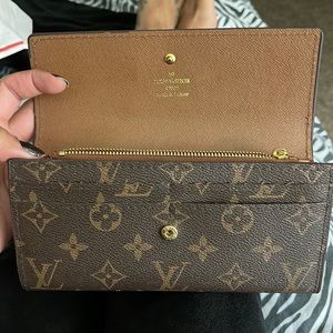 Im selling a Louis Vuitton wallet no longer use gently used almost like new